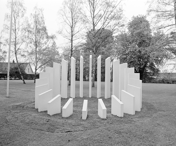 882389 Afbeelding van het door Eric Adema ontworpen monument ter herdenking van alle Utrechters, die in de periode van ...